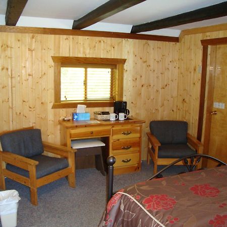 Helmcken Falls Lodge Cabin Rooms And Rv Park كليرووتر المظهر الخارجي الصورة