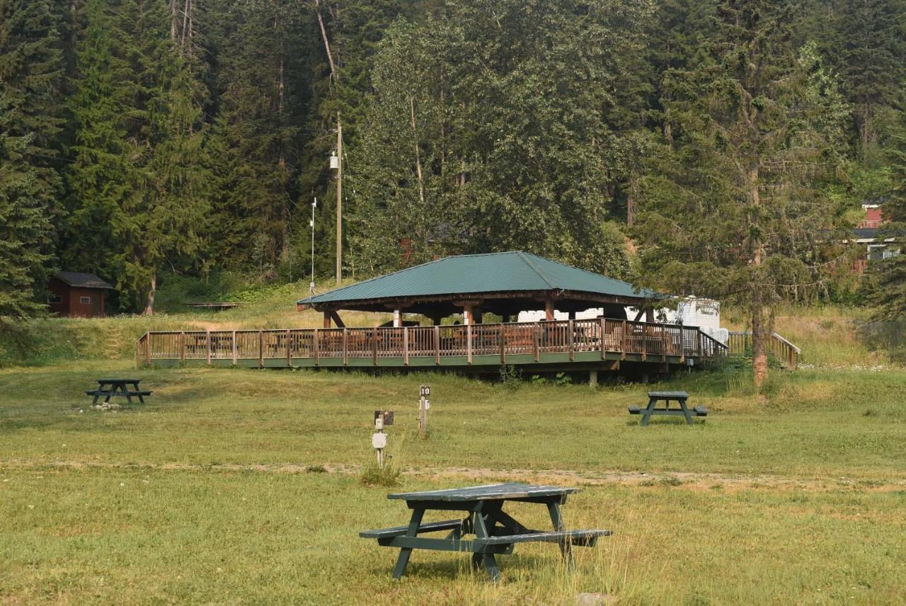 Helmcken Falls Lodge Cabin Rooms And Rv Park كليرووتر المظهر الخارجي الصورة