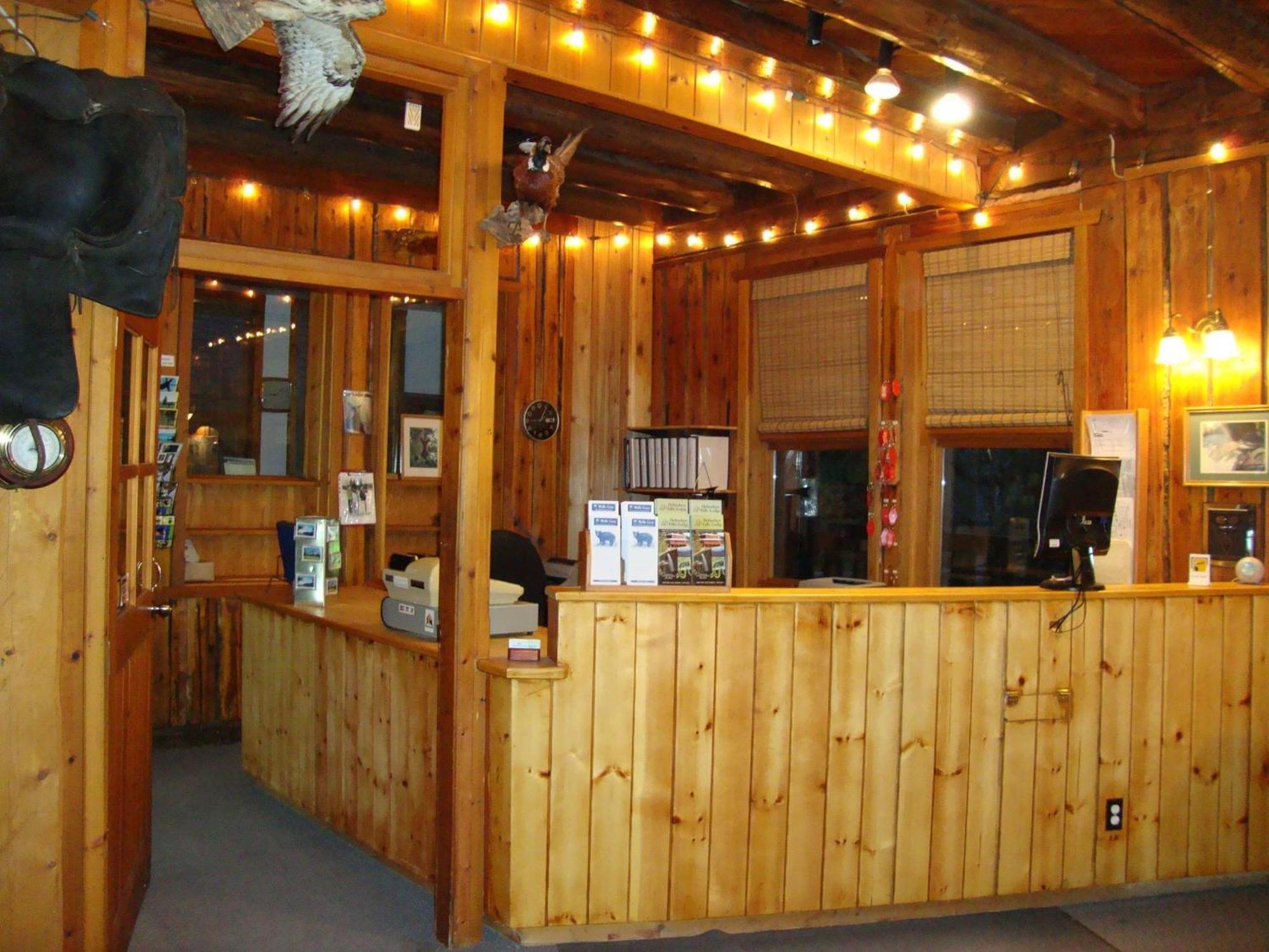 Helmcken Falls Lodge Cabin Rooms And Rv Park كليرووتر المظهر الخارجي الصورة