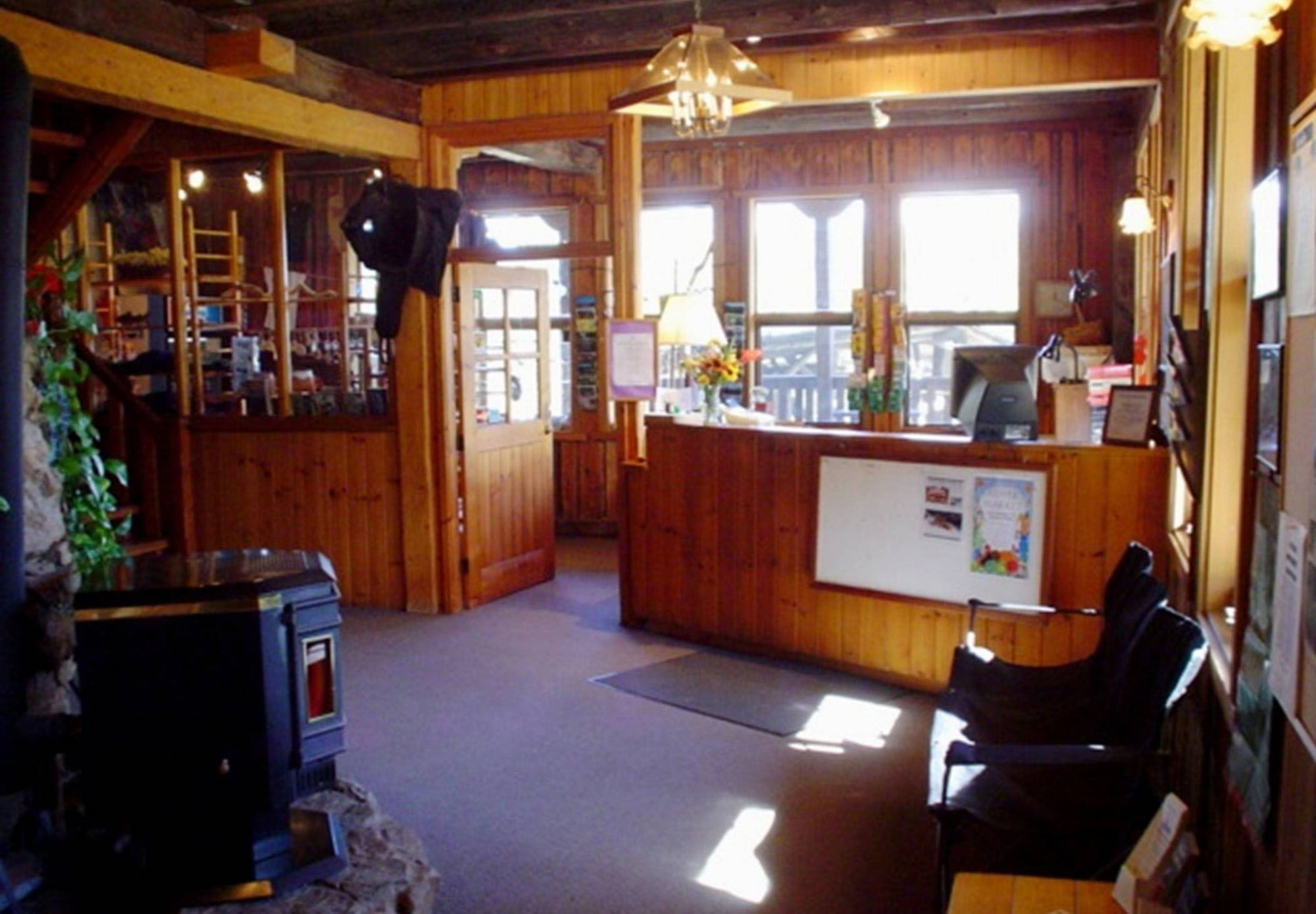 Helmcken Falls Lodge Cabin Rooms And Rv Park كليرووتر المظهر الخارجي الصورة